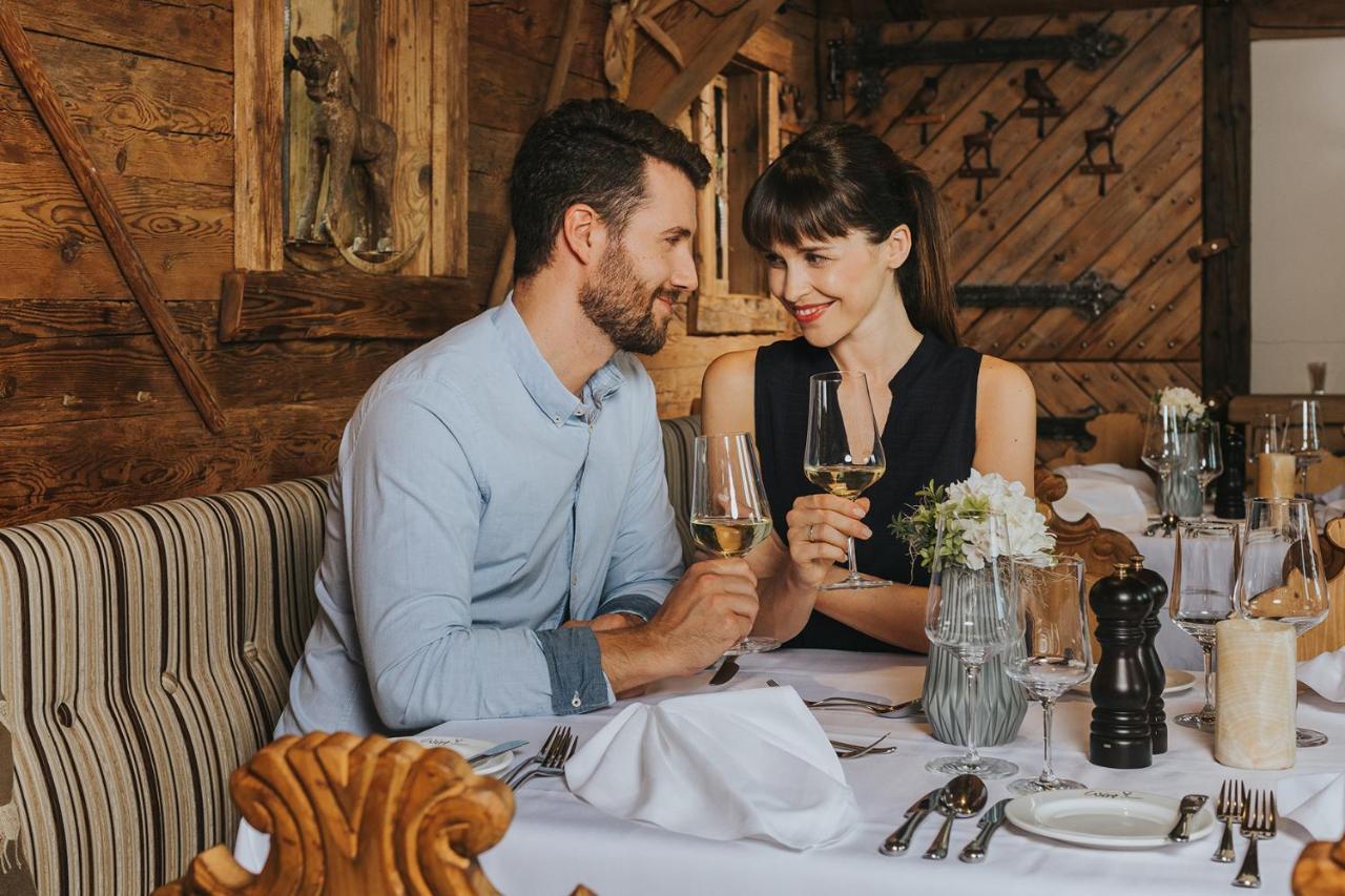 Ortner'S Resort Bad Fussing Luaran gambar A couple dining at a restaurant