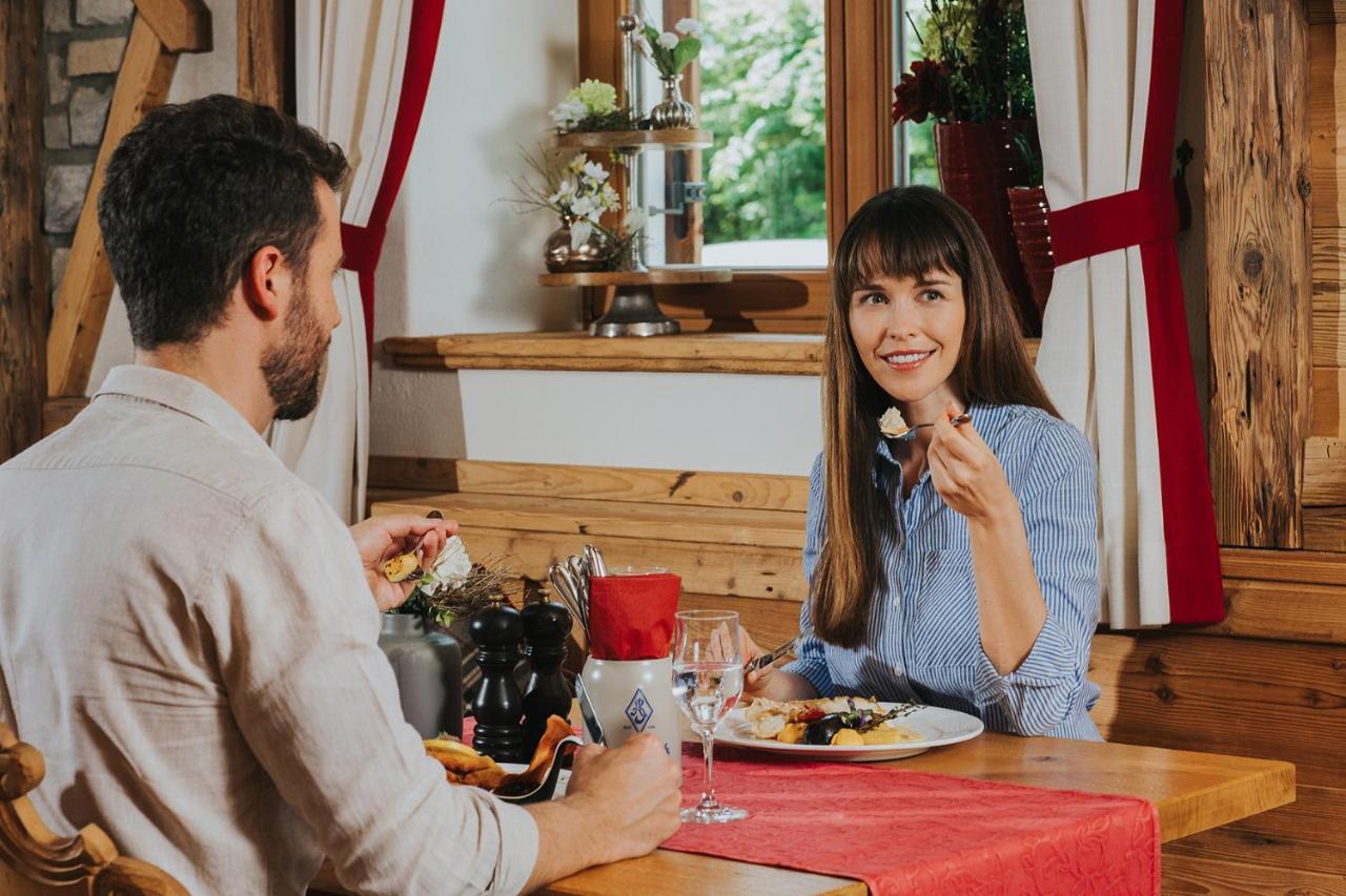 Ortner'S Resort Bad Fussing Luaran gambar A couple eating cheese