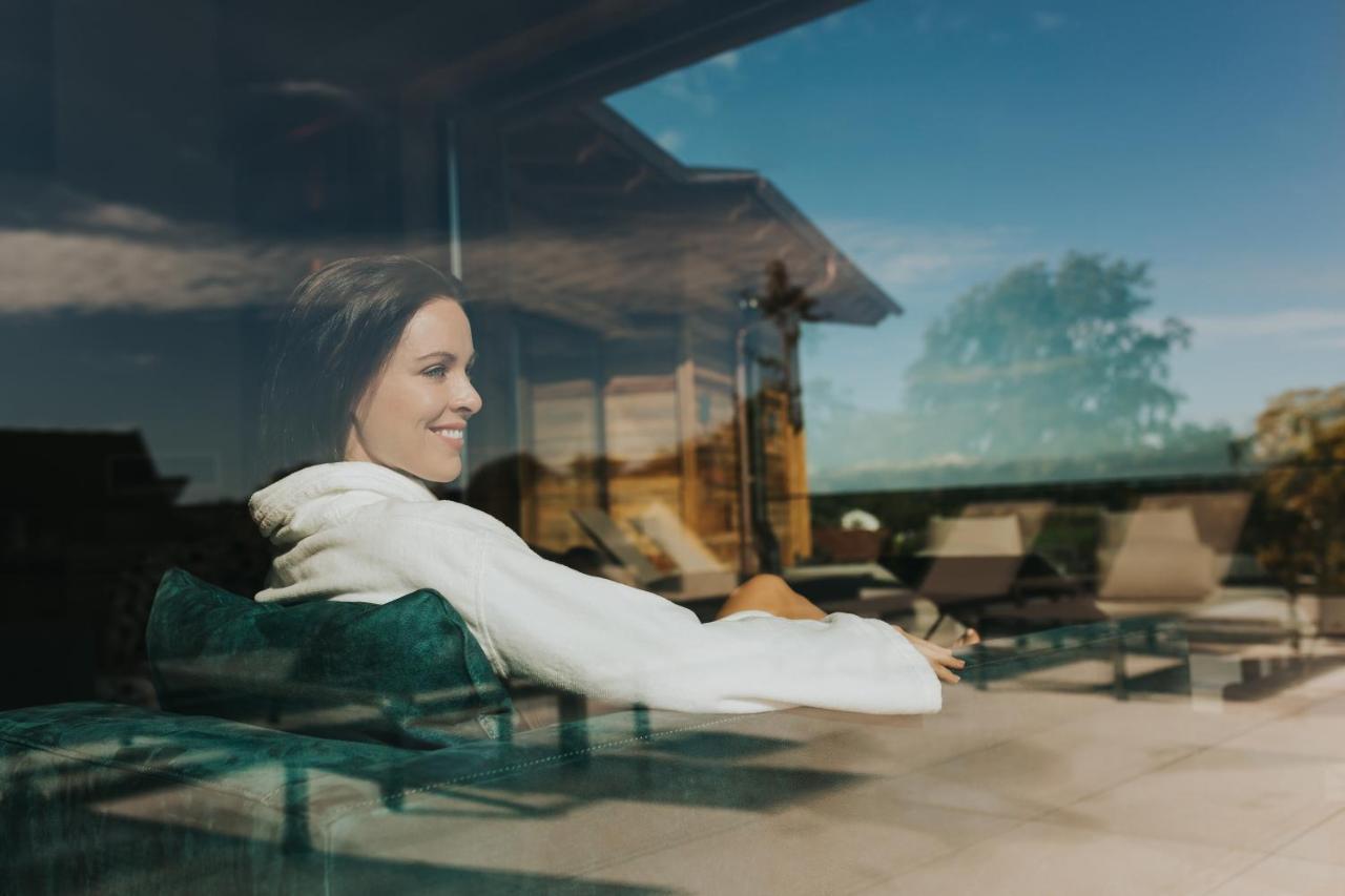 Ortner'S Resort Bad Fussing Luaran gambar A woman relaxing at a resort
