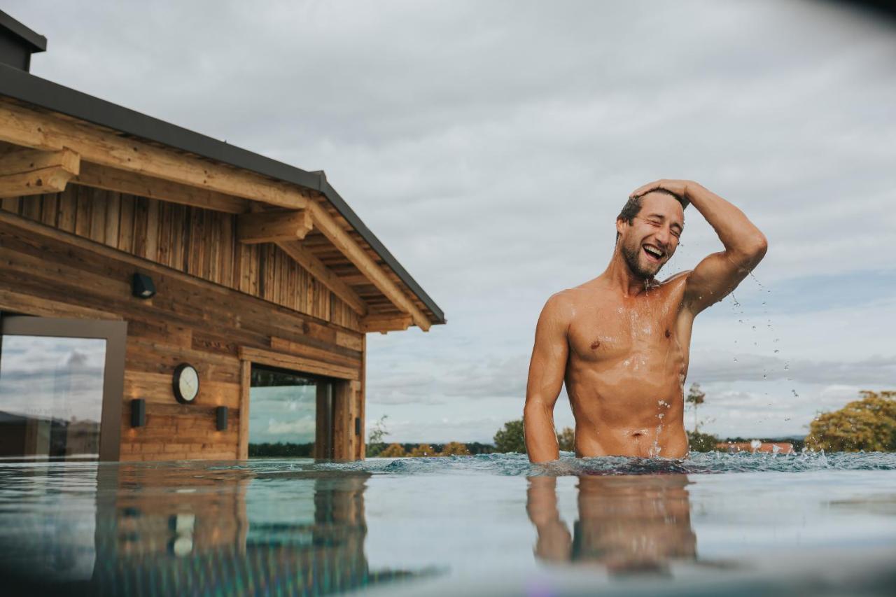 Ortner'S Resort Bad Fussing Luaran gambar A man in a swimming pool