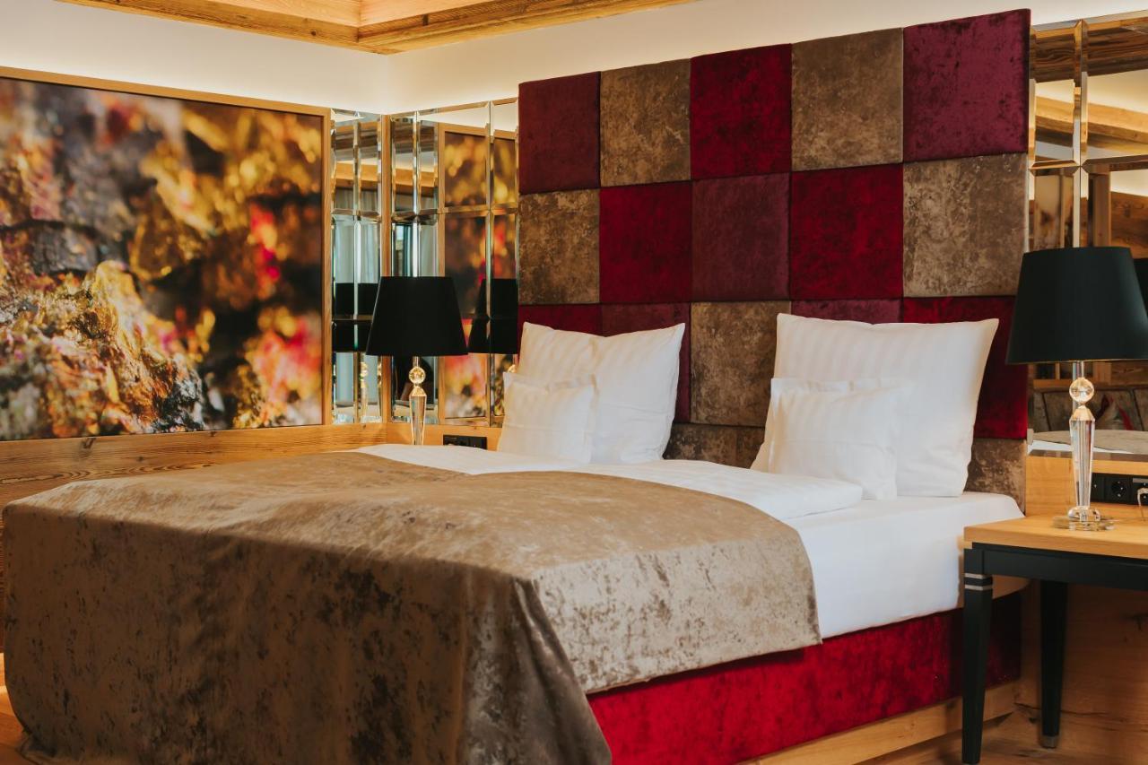 Ortner'S Resort Bad Fussing Luaran gambar A bedroom at the Hotel de Crillon