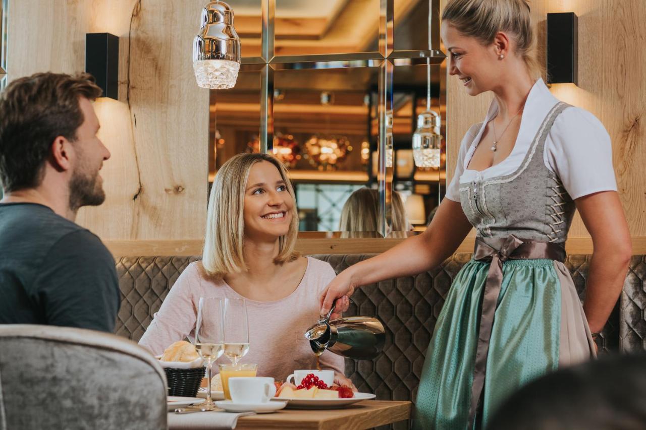 Ortner'S Resort Bad Fussing Luaran gambar A waitress serving customers